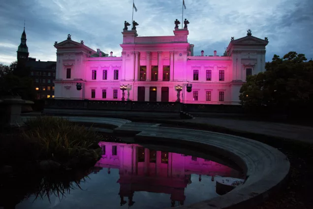 Universitetshuset lyste rosa under oktober 2012. Lunds universitet ville uppmärksamma Bröstcancerfondens och Cancerfondens oktoberkampanj och få fler att skänka pengar till bröstcancerforskningen.